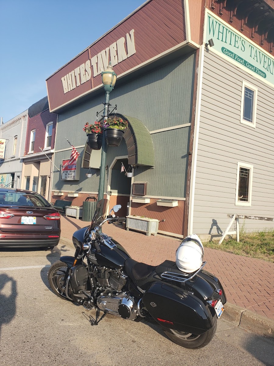 White's Streetside Tavern